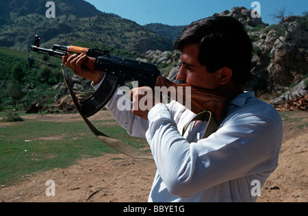 Il Pakistan N W Provincia di Frontiera del villaggio di Darra Adam Khel fabbrica a pistola Foto Stock