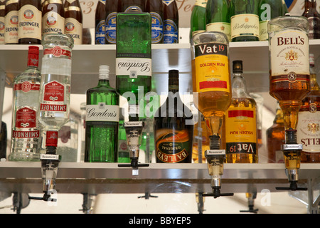 Fila di alcolici e bar ottica in un bar pub in Irlanda Foto Stock