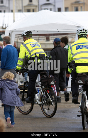 Psni funzionari di polizia su mountain bike pattuglia mobile durante l'evento in Irlanda del Nord Regno Unito Foto Stock