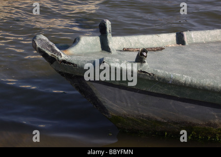 Barche abbandonate in una laguna, Albarella Isola, Venezia, Italia. Foto Stock