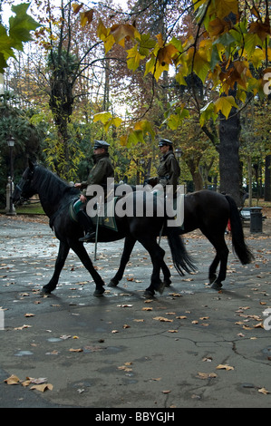 Poliziotti montati dalla unità di cavalleria pattugliamento presso i giardini di Villa Borghese, Roma Italia Foto Stock