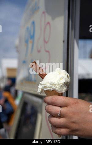 Venditore a vendere cono gelato 99 con un fiocco da un mobile ice cream van contea di Down Irlanda del Nord Regno Unito Foto Stock