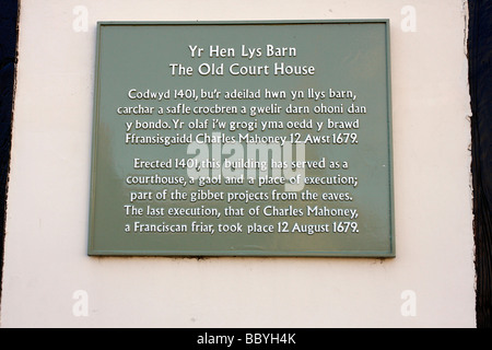 La Vecchia Casa Corte segno su un edificio Tudor a Ruthin Clwyd North Wales UK Foto Stock