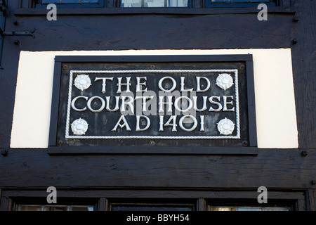 La Vecchia Casa Corte segno su un edificio Tudor a Ruthin Clwyd North Wales UK Foto Stock