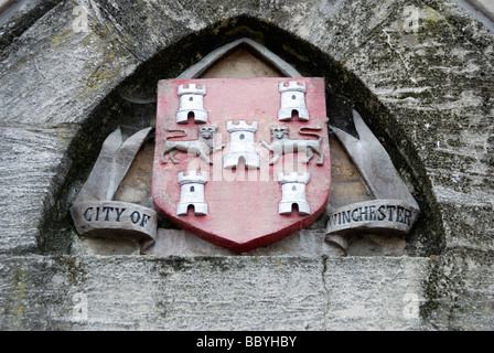 Città di Winchester stemma sulla parte esterna del Winchester Guildhall Hampshire Inghilterra Foto Stock