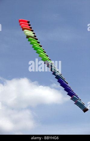 Un gian pila di flexifoil aquiloni essendo attraversato da un uomo durante il Blackheath International Kite Festival 2009 Foto Stock