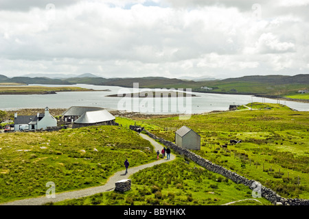 Vista del Callanish Visitor Center dell'isola di Lewis con il Loch Ceann Hulavig dietro Foto Stock