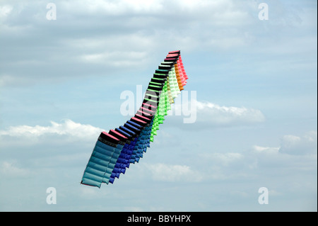 Un gian pila di flexifoil aquiloni essendo attraversato da un uomo durante il Blackheath International Kite Festival 2009 Foto Stock