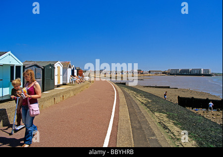 Brightlingsea capanne sulla spiaggia e il lungomare Foto Stock