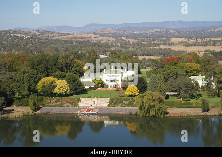 La sede del governo in autunno Yarralumla e Lago Burley Griffin atto di Canberra Australia antenna Foto Stock