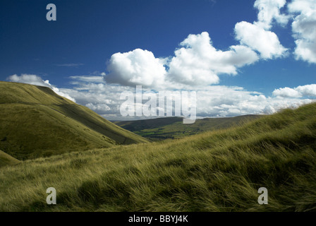 Paesaggio di montagna sotto il cielo blu e nuvole Foto Stock