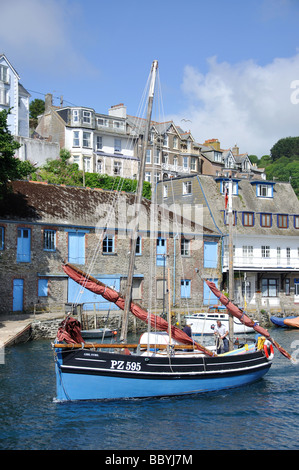 Yacht in legno lasciando Harbour, Looe, Cornwall, England, Regno Unito Foto Stock