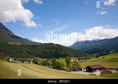 Imst Tirolo Austria Europa Giugno Campeggio in una valle alpina in estate Foto Stock