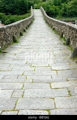 Ponte del Diavolo anche chiamato Ponte della Maddalena, il medievale ponte che attraversa il fiume Serchio in Garfagnana Foto Stock