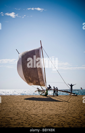 I pescatori locali sul catamarano, Sri Lanka Foto Stock