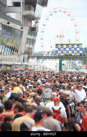 Le Mans sarthe 24 Heures ora motore circuito di gara Francia sport annuale pit lane a piedi Foto Stock