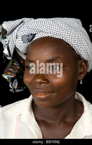 Ritratto di una donna con il velo Quelimane Mozambico Foto Stock