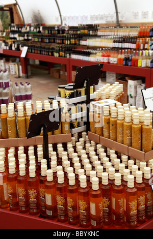 Un display di oli da cucina in vendita in un negozio al dettaglio Foto Stock