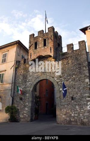 Porta Reale di un antico cancello che conduce al centro storico di Barga Foto Stock