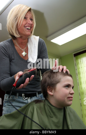 Kid ottenere un taglio di capelli Foto Stock