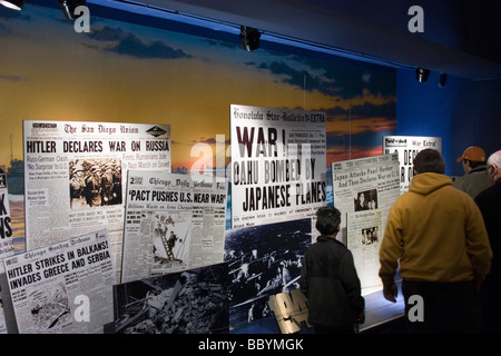 La mostra dei giornali con titoli da indicare l'inizio della seconda guerra mondiale Foto Stock