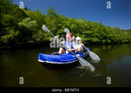 Un paio di canoa sul fiume Sioule (Francia). Giovane pagayant sur la Sioule (Francia). Foto Stock