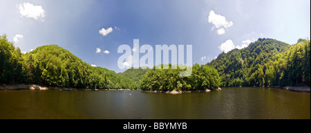 Una vista da un punto di vista vantaggioso della banca del fiume Sioule (Puy de Dôme - Francia). Vue panoramique depuis la bergère de la Sioule Foto Stock