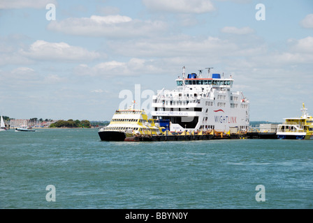 Traghetto per l'isola di Wight nel porto di Portsmouth Hampshire Inghilterra Foto Stock
