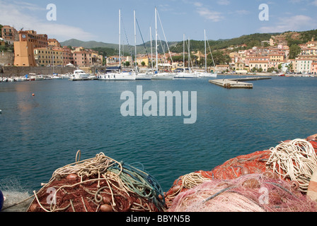 Il quaside con reti da pesca e la marina e la città di Rio Marina Foto Stock