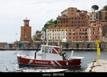 Il quaside con reti da pesca e la marina e la città di Rio Marina Foto Stock