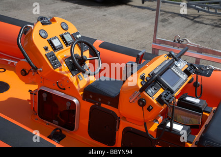 Controlli e sede pilota di una nervatura RNLI B Classe Atlantic 85 scialuppa di salvataggio jessie hillyard bangor county down uk Foto Stock