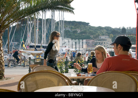 Il Quayside bar in marina resort di Porto Azzurro sull'Isola d'Elba Foto Stock