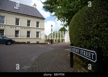 Academy street segno e old schoolhouse xviii secolo gracehill villaggio un insediamento moravo nella contea di Antrim Irlanda del Nord Foto Stock