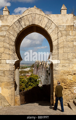 Arabo porta ad arco Pastora nel villaggio bianco di Medina Sidonia in Cadice Andalusia Spagna Foto Stock