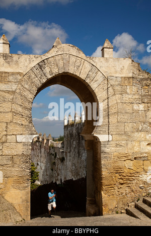 Arabo porta ad arco Pastora nel villaggio bianco di Medina Sidonia in Cadice Andalusia Spagna Foto Stock