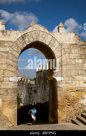 Arabo porta ad arco Pastora nel villaggio bianco di Medina Sidonia in Cadice Andalusia Spagna Foto Stock