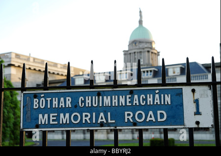 Strada bilingue scritta in inglese e irlandese Gaeilge lingua Dublino Repubblica di Irlanda Foto Stock
