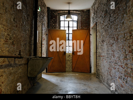 Corridoio con porte in acciaio, Edificio officina, Hendrichs foggiare forge, LVR Industrial Museum, Solingen, Renania settentrionale-Vestfalia, G Foto Stock