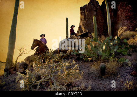 Giovane passeggiate a cavallo nel deserto vicino a Tucson, Arizona Foto Stock