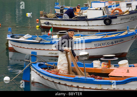 Anziano pescatore e barche da pesca a porto Castellammare del Golfo, Sicilia, Italia, Europa Foto Stock