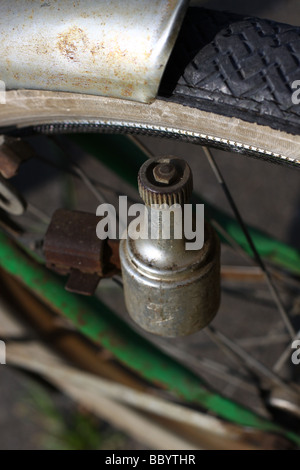 Vecchio arrugginito freno di bicicletta in Italia. Foto Stock