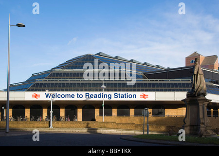 La lettura della stazione ferroviaria con la statua del re Edward VII, Piazza Stazione di Reading, Berkshire, Regno Unito, Europa Foto Stock