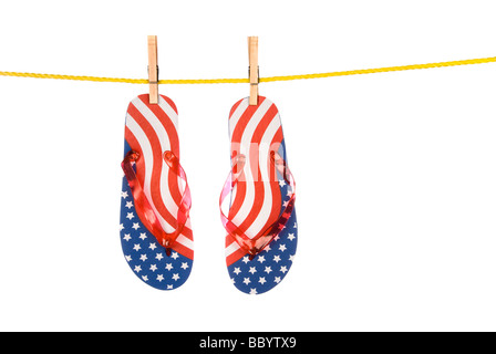Una coppia di Quarto patriottica di luglio flip flop appeso su una linea di abbigliamento Foto Stock