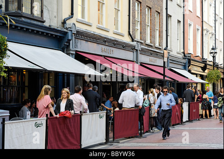 Persone alfresco in caffetterie alla moda sul Duca St Dublino Repubblica di Irlanda Foto Stock