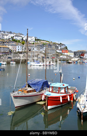 Barche da pesca in porto, Mevagissey, Cornwall, England, Regno Unito Foto Stock