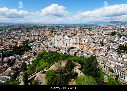 Vista dalla Torre de la Vela di Alhambra alla città vecchia, Granada, Andalusia, Spagna, Europa Foto Stock