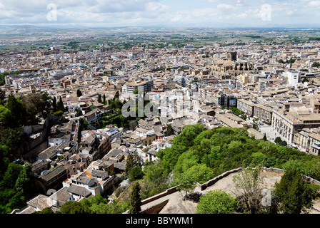 Vista dalla Torre de la Vela di Alhambra alla città vecchia, Granada, Andalusia, Spagna, Europa Foto Stock