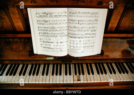 Fogli di musica su un vecchio pianoforte in legno Foto Stock