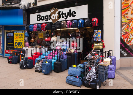 Viaggiare valigie e zaini e borse per la vendita al di fuori del Regno Unito shop store in Norwich chiamato borse di stile Foto Stock