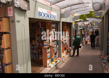 L'Ellis edicola di seconda mano bookshop shop negozio vendita di seconda mano libri sul mercato di Norwich nel Regno Unito Foto Stock